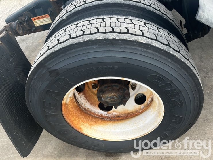 2017-freightliner-cascadia-113-image-10