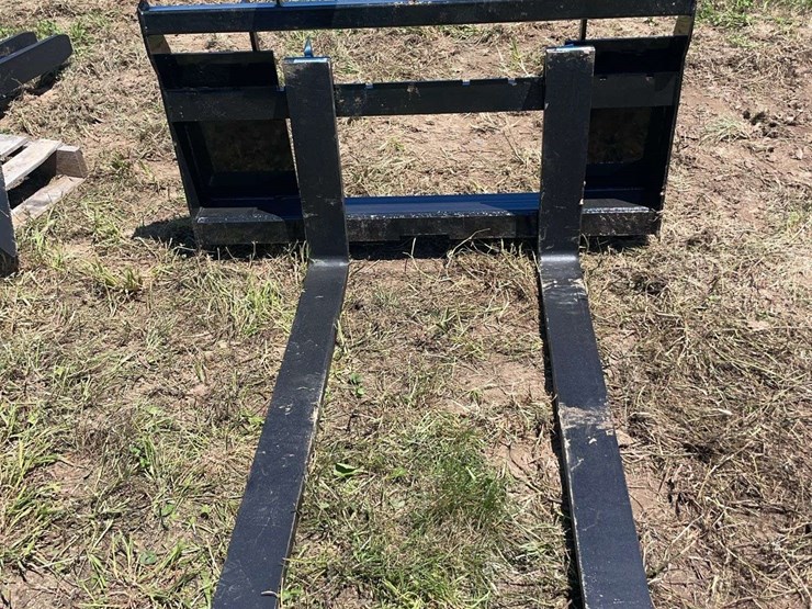 agt-skid-steer-pallet-forks.-image-1