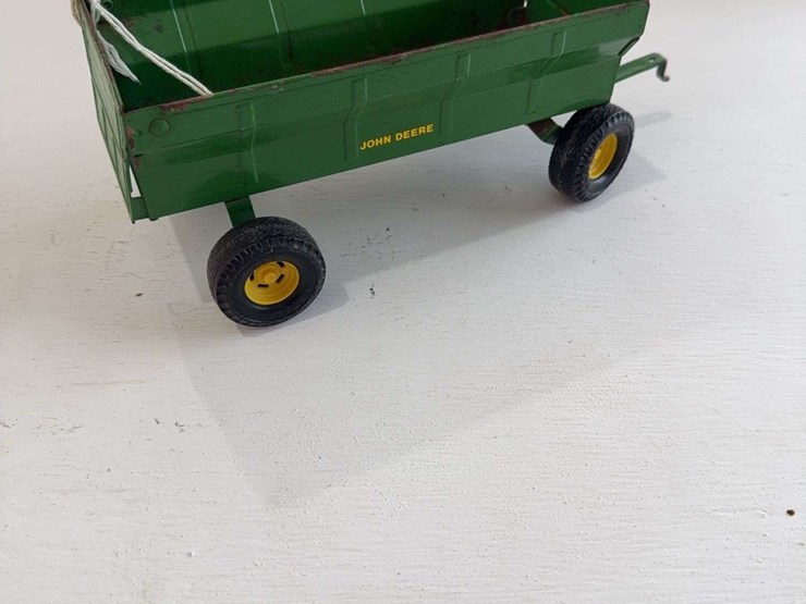 ertl-john-deere-barge-wagon,-die-cast-metal,-1/16-scale-image-2