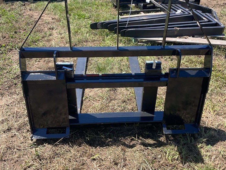 agt-skid-steer-pallet-forks.-image-2