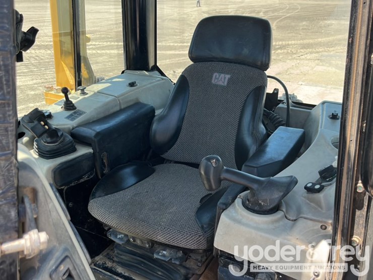 2018-caterpillar-d6n-lgp-image-55