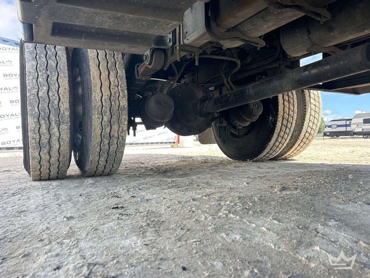 2016-freightliner-m2-106-image-27
