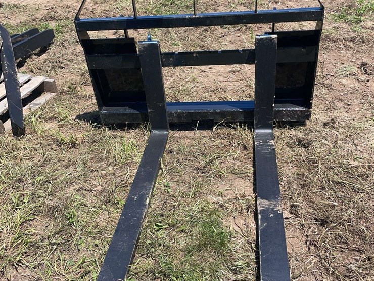 agt-skid-steer-pallet-forks.-image-1