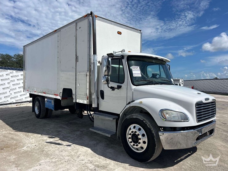 2016-freightliner-m2-106-image-2