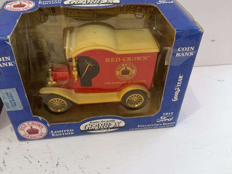 red-crown-coin-bank,-square-deal-200-series-collector-truck-image-3