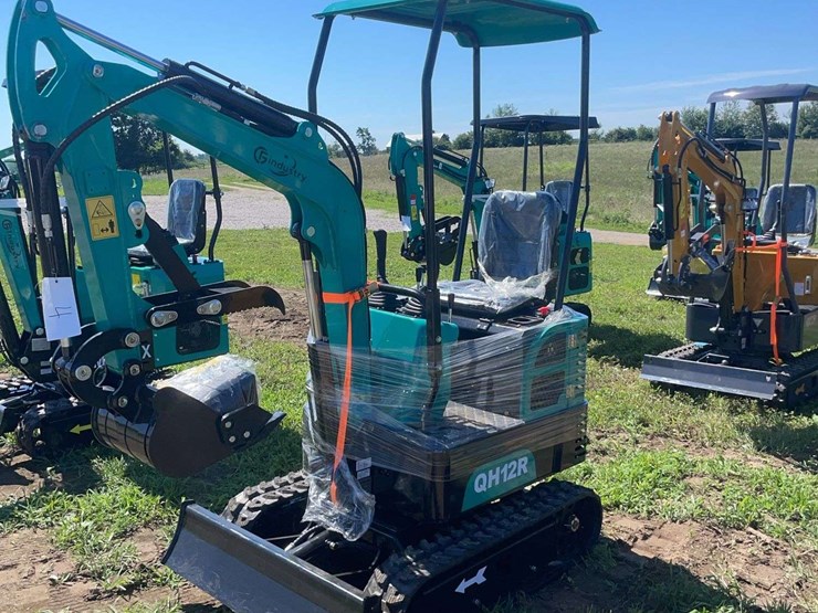 qh12r-mini-excavator-image-1