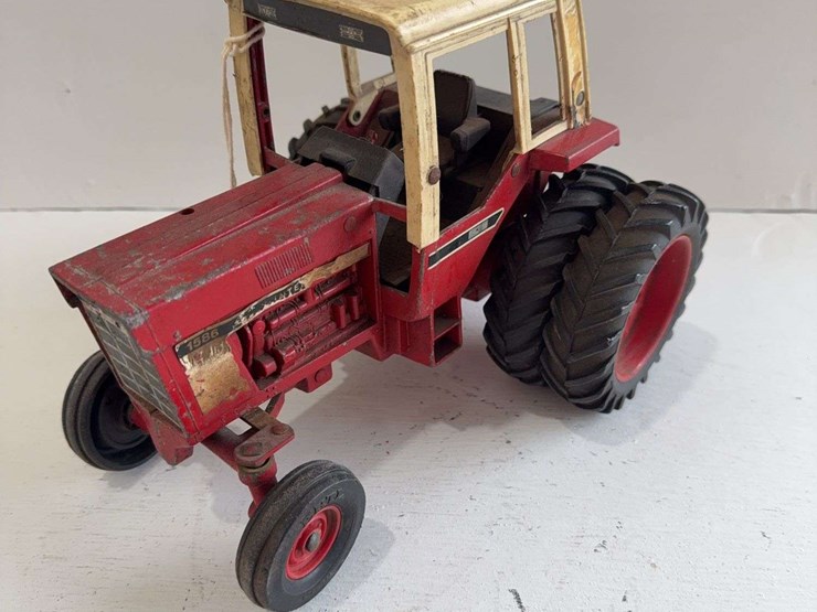 1586-international-tractor,-die-cast-metal,-1/16-scale-image-3