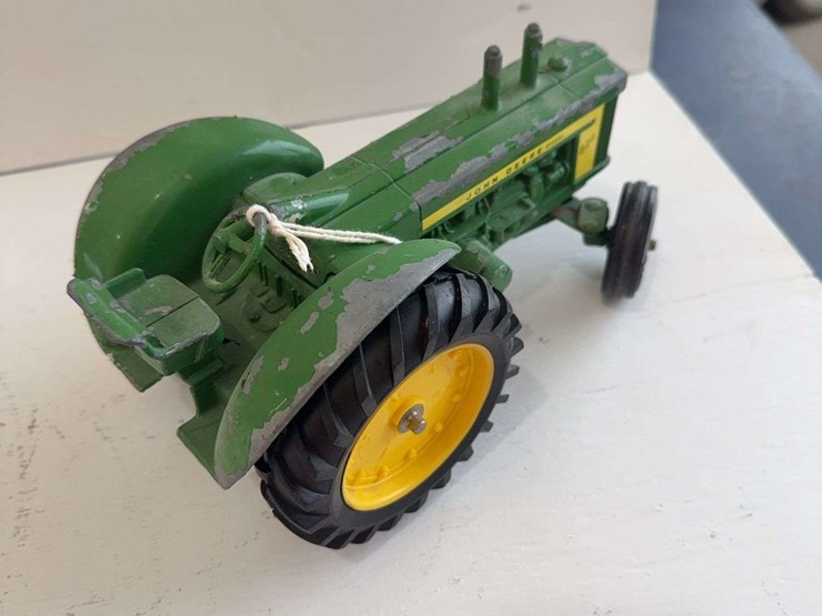 john-deere-820-toy-tractor,-die-cast-metal,-1/16-scale-image-2