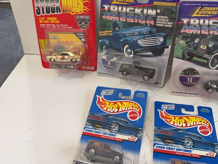 matchbox,-hot-wheels,-and-johnny-lightening-nib-toys,-die-cast-metal,-1/64-scale-image-4