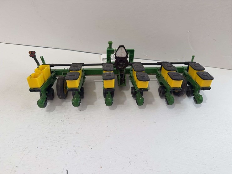 john-deere-1700-series-planter,-1/16-scale-image-4