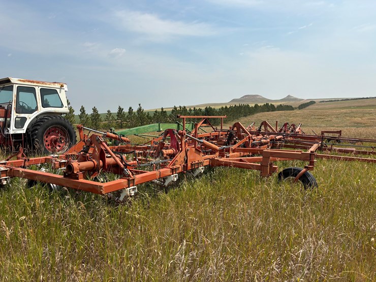 leon-1100-chisel-plow-image-4