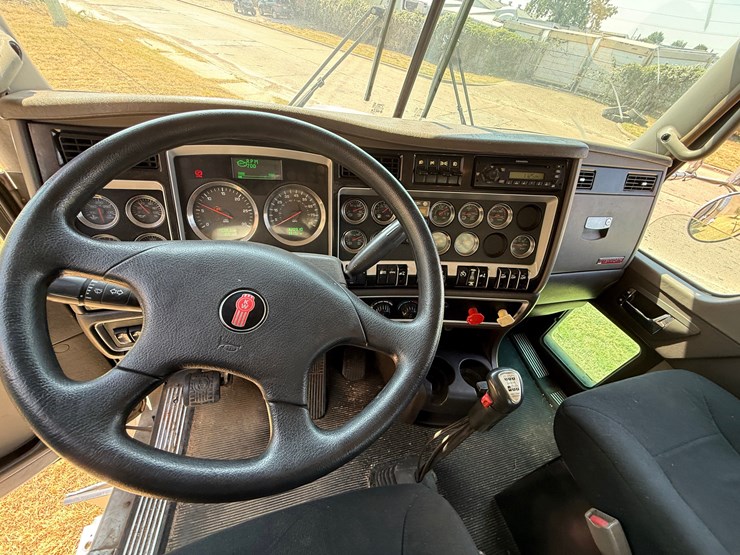 2013-kenworth-t800-image-14