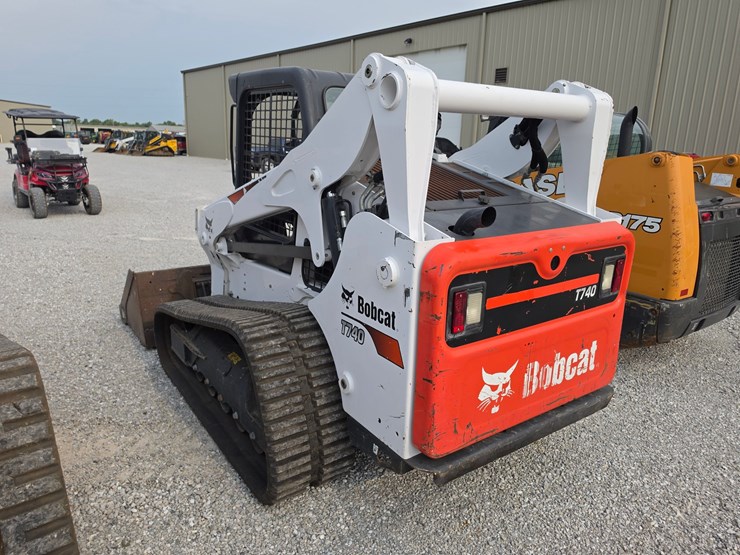 2021-bobcat-t740-image-20