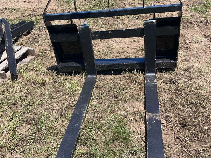 agt-skid-steer-pallet-forks.-image-1