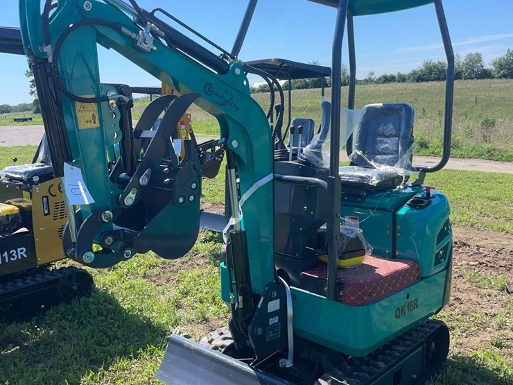 qk16r-mini-excavator-image-1