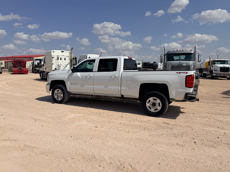 2017-chevrolet-silverado-2500hd-image-2