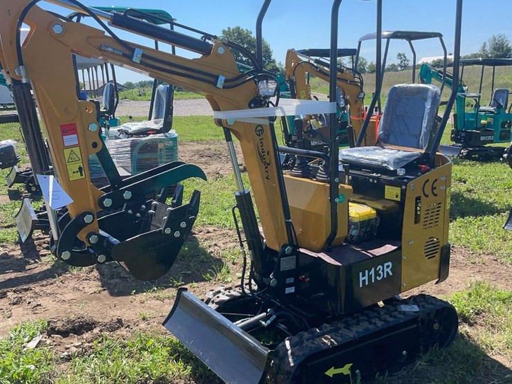h13r-mini-excavator-image-1