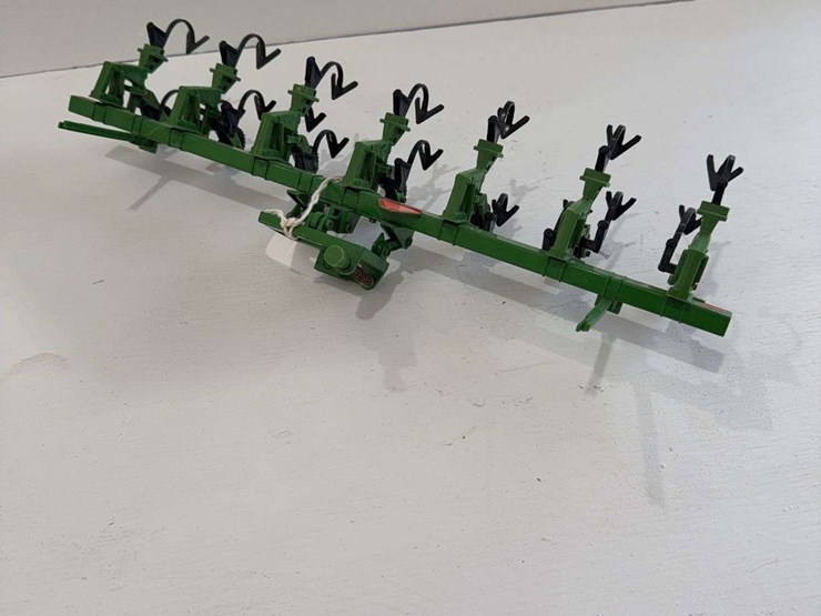 john-deere-856-row-crop-cultivator,-1/16-scale-image-1