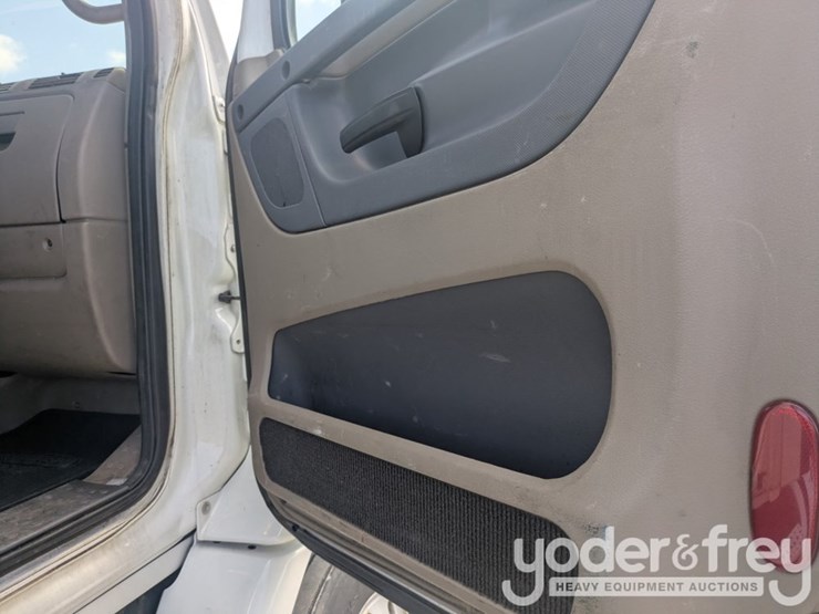 2018-freightliner-cascadia-113-image-37