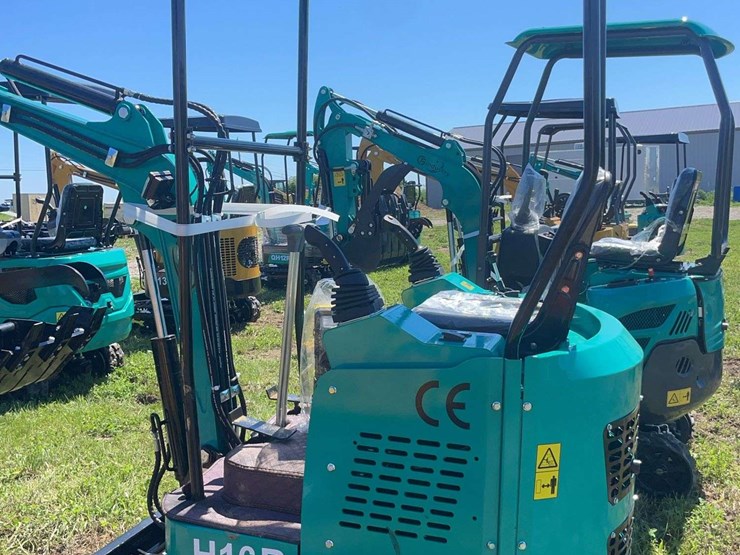 h16r-mini-excavator-image-11