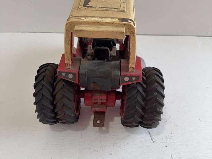 1586-international-tractor,-die-cast-metal,-1/16-scale-image-2