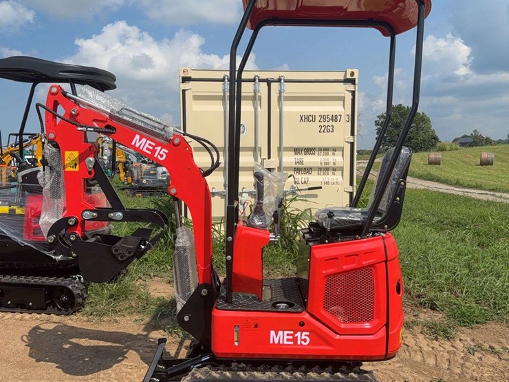 me15-mini-excavator-image-2
