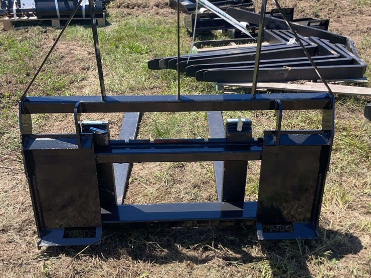 agt-skid-steer-pallet-forks.-image-2