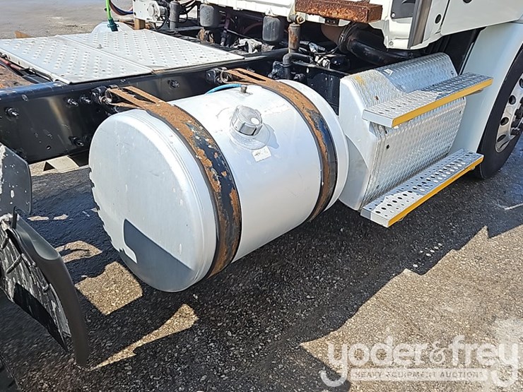 2017-freightliner-cascadia-113-image-18