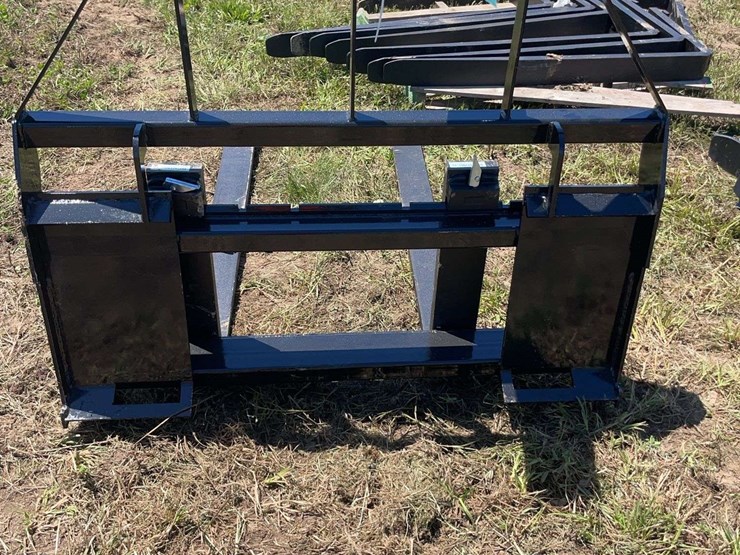agt-skid-steer-pallet-forks.-image-2