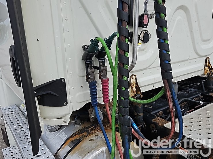 2019-freightliner-cascadia-125-image-8