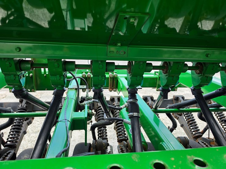 2009-john-deere-1590-image-11