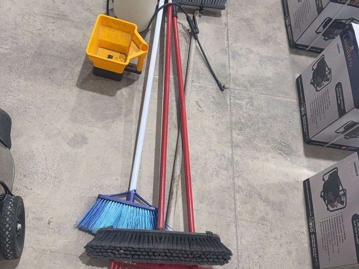 brooms,-sprayer,-spreader,-and-misc.-image-1