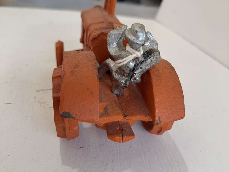allis-chalmers-cast-iron-toy-tractor,-1/16-scale,-figurine-is-broke-image-4