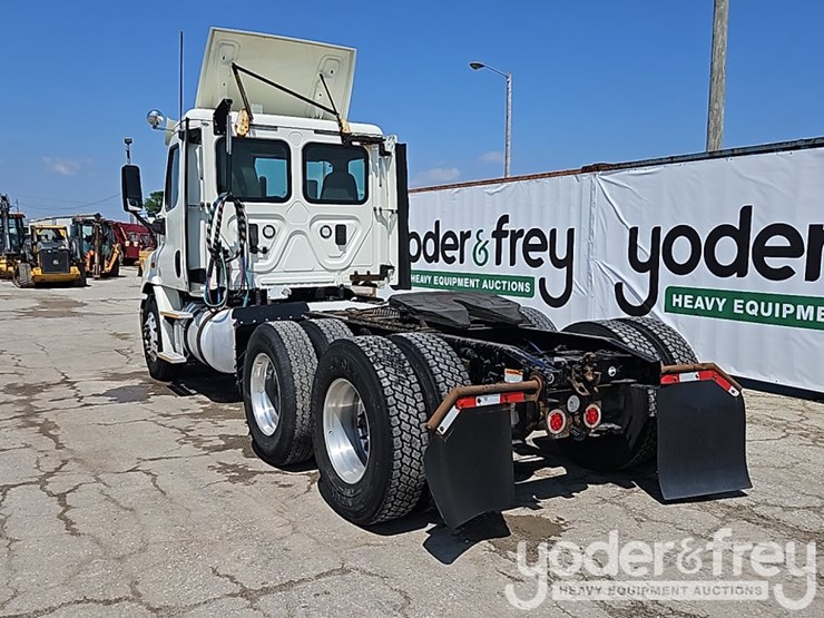 2017-freightliner-cascadia-113-image-3