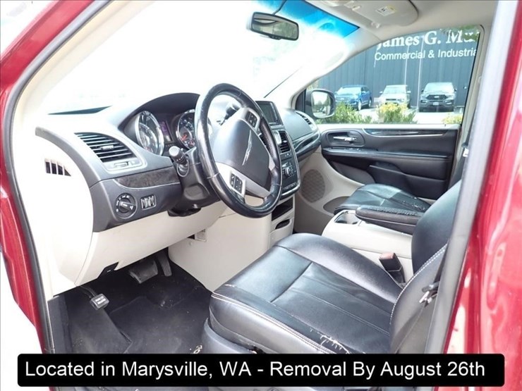 2014-chrysler-town-&-country-image-6