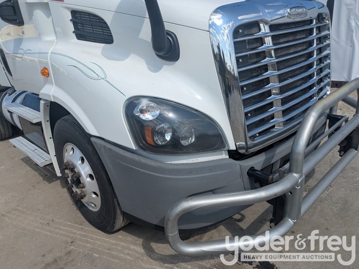 2018-freightliner-cascadia-113-image-43