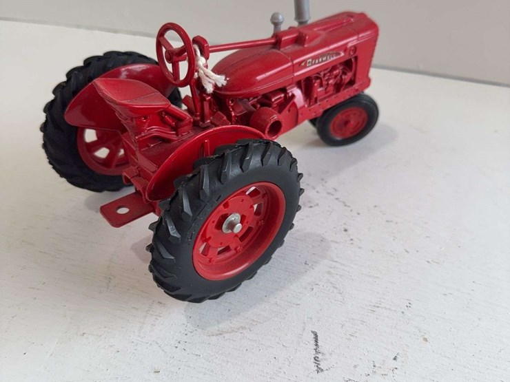 ertl-mccormick-farmall-h,-die-cast-metal,-1/16-scale-image-2