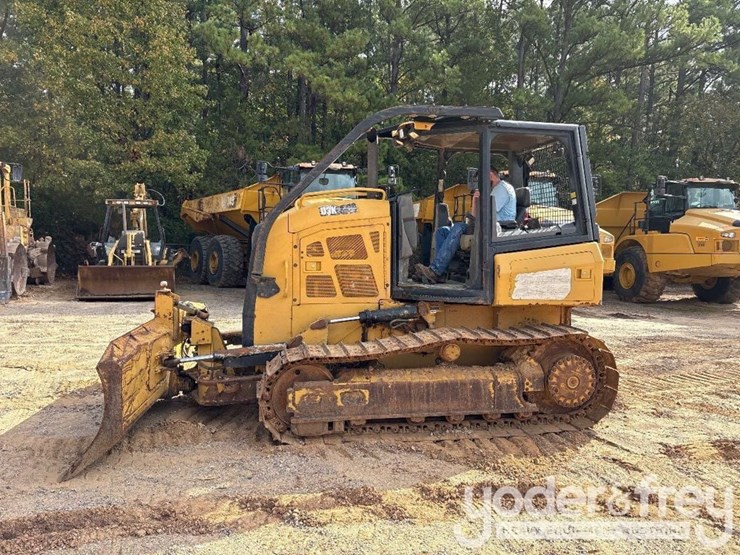 2016-caterpillar-d3k2-lgp-image-1