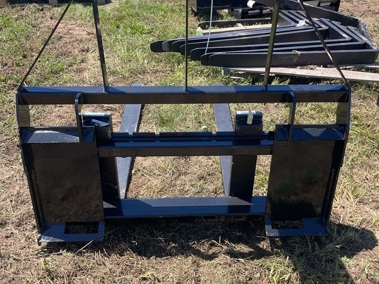 agt-skid-steer-pallet-forks.-image-2