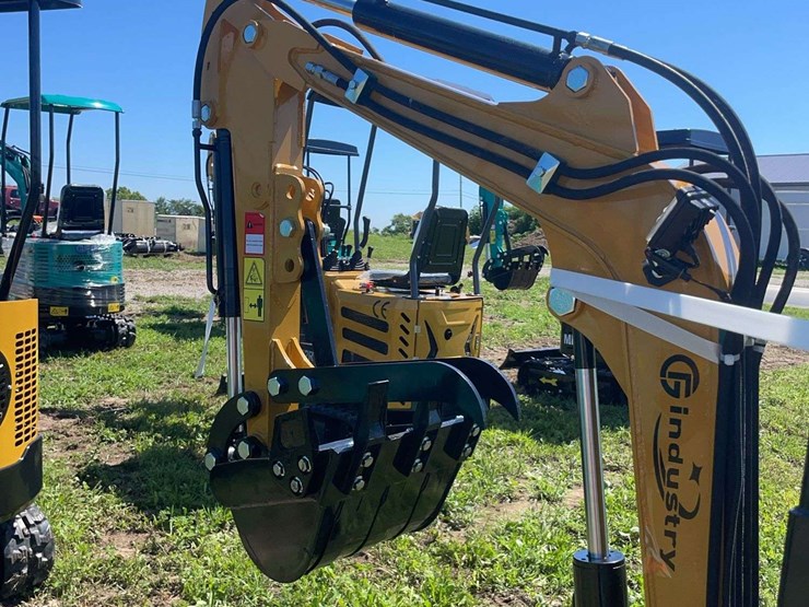 h13r-mini-excavator-image-8