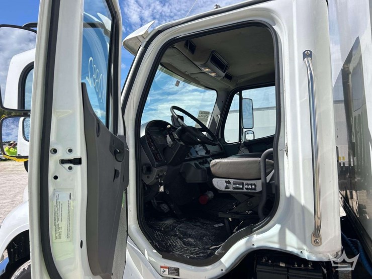 2016-freightliner-m2-106-image-12