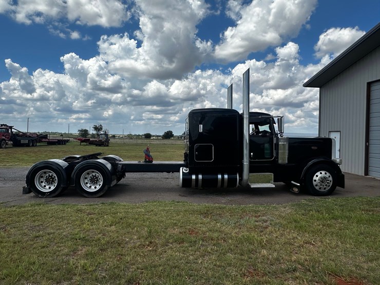2009-peterbilt-389-image-2