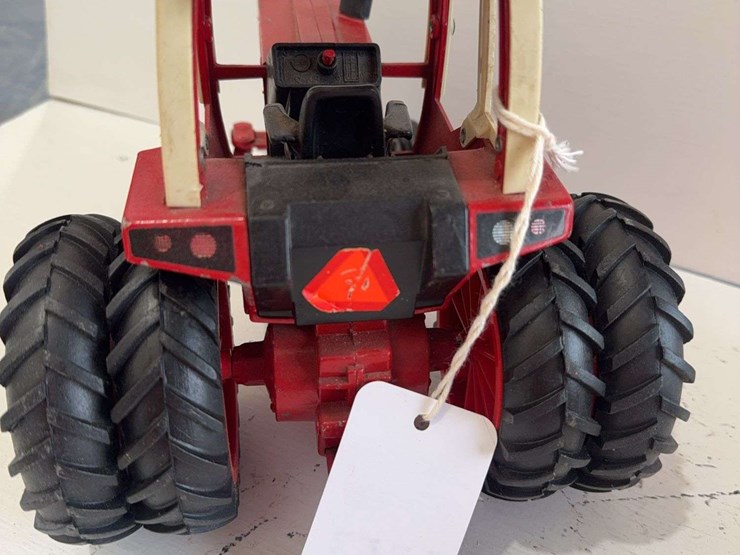 ertl-international-1586-toy-tractor,-die-cast-metal,-1/16-scale-image-3