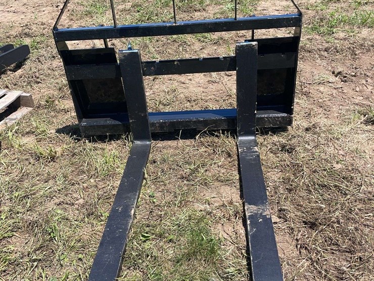 agt-skid-steer-pallet-forks.-image-1