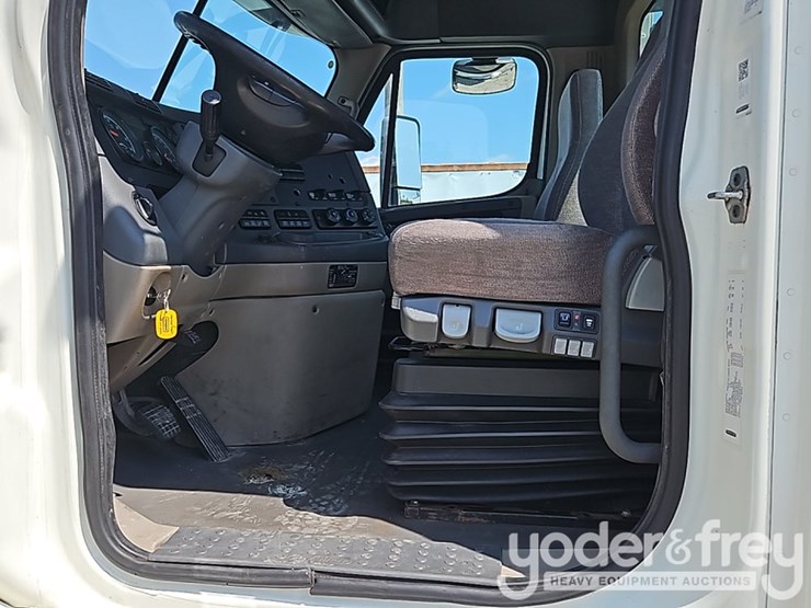 2017-freightliner-cascadia-113-image-32