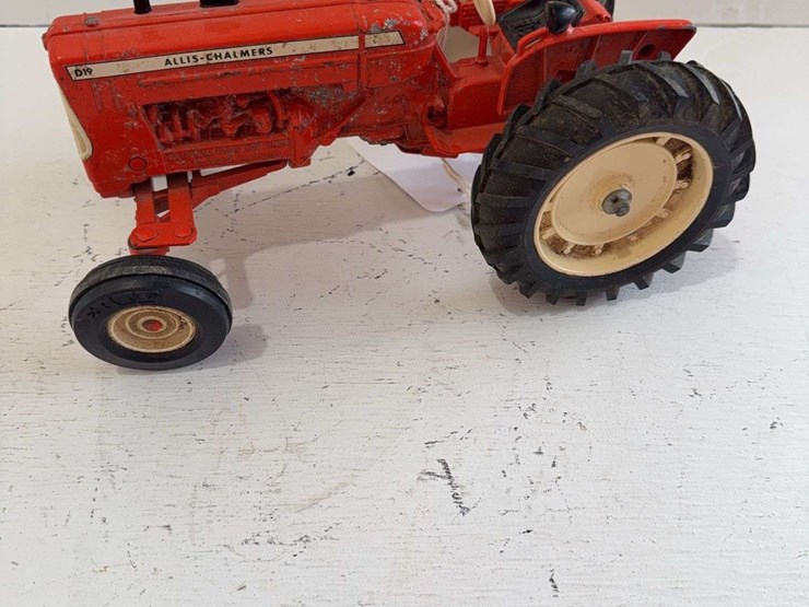 national-farm-toy-show-allis-chalmers-d19-tractor,-die-cast-metal,-1/16-scale-image-1
