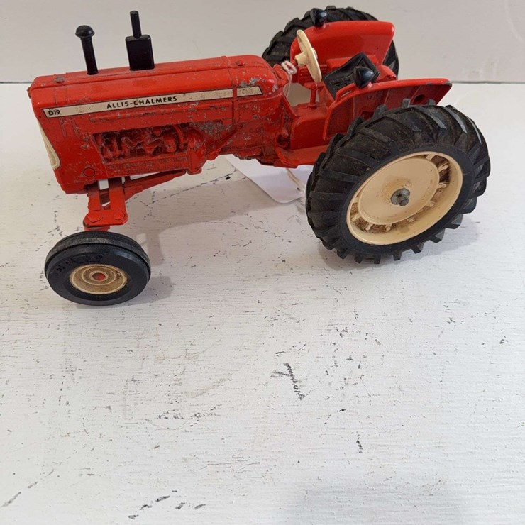 National Farm Toy Show Allis-Chalmers D19 tractor, die-cast metal, 1/16 scale
