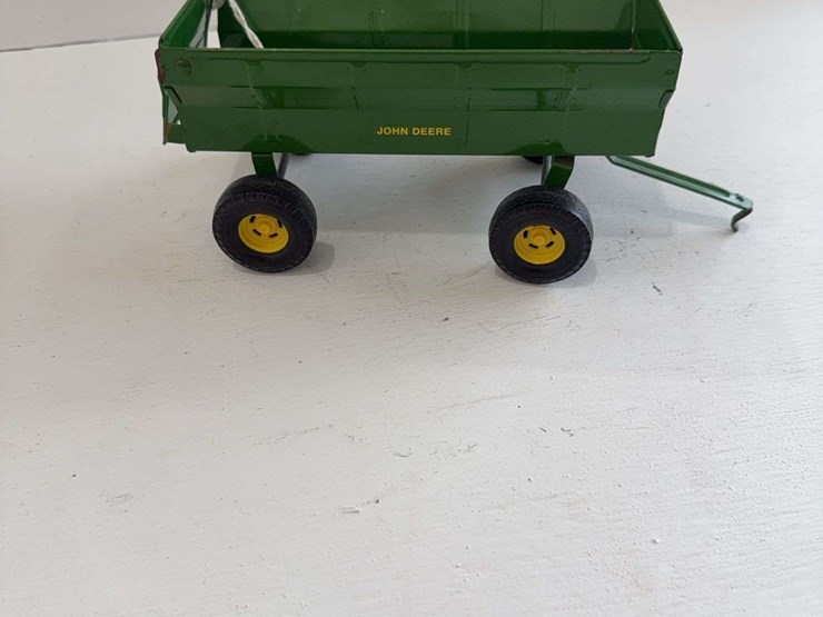 john-deere-barge-wagon,-die-cast-metal,-1/16-scale-image-1