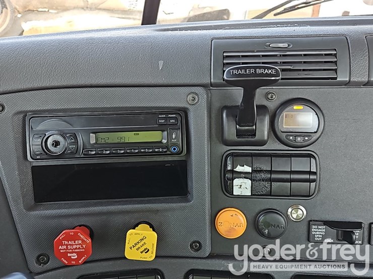 2017-freightliner-cascadia-113-image-36