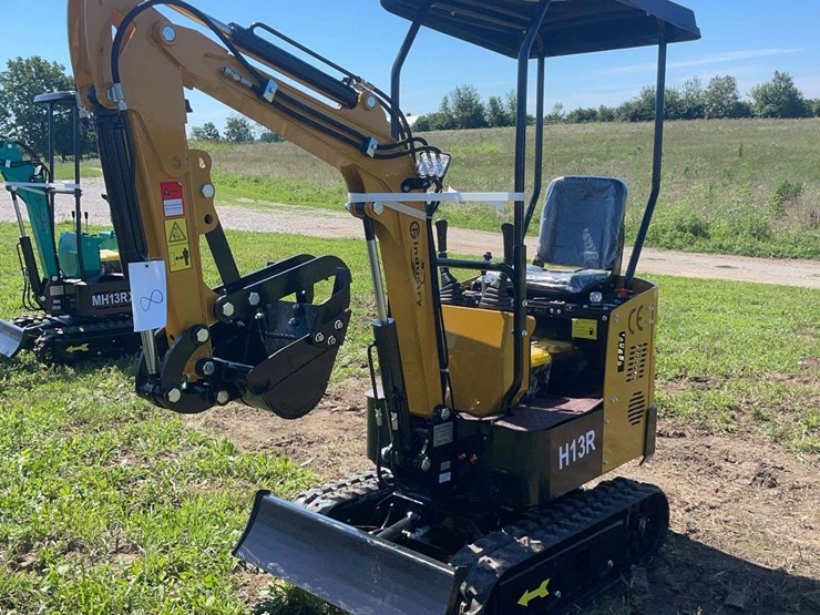 h13r-mini-excavator-image-1